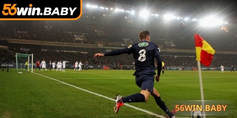 Thông tin về sân cỏ và thời tiết giúp dự đoán tình huống kèo phạt góc hiệu quả